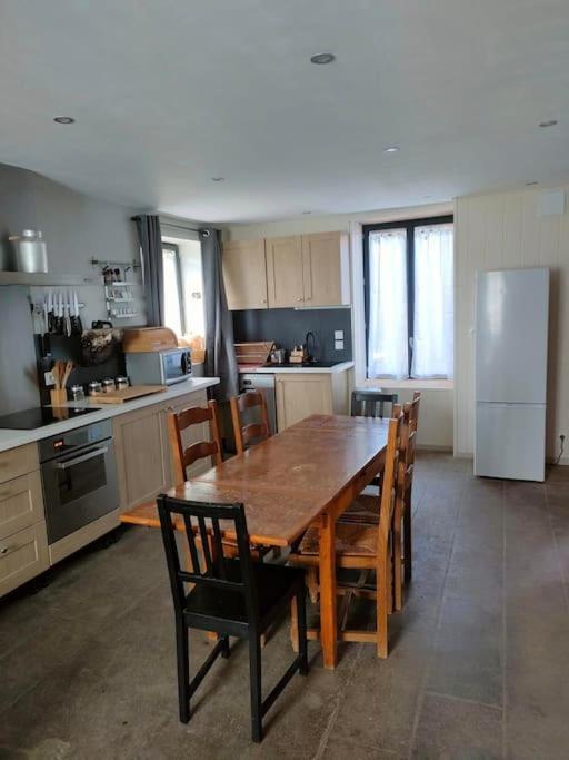 Gite La Roche Paisible Saint-Julien-de-Coppel ภายนอก รูปภาพ